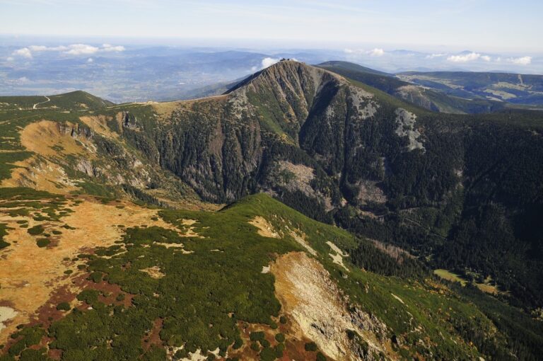 Sněžka přitahuje odborníky i kvůli geologickým jevům, její povrch je v pohybu