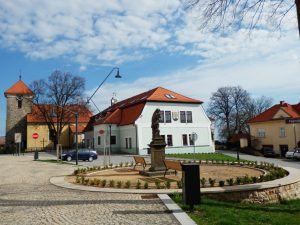 Radnice v Nasavrkách chce upravit zahrady u místního zámku, který městu patří