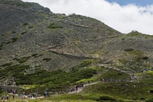 Do začátku hlavní turistické sezony mají na Sněžce vzniknout nerezové zábrany