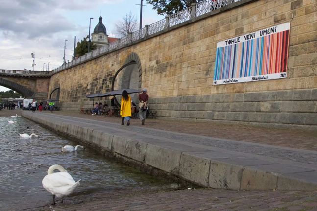 Nová malba na Náplavce upozorní na klimatickou změnu a její dopady